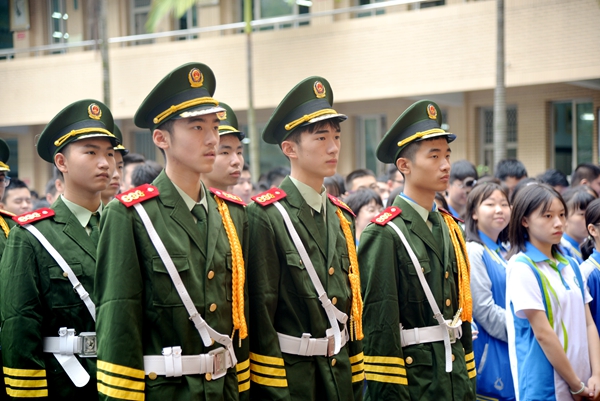 国旗下的风采记草堂高中国旗班