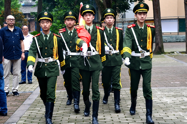 国旗下的风采记草堂高中国旗班