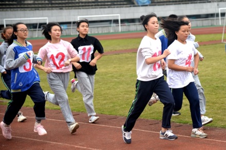 热情奔跑 青春飞扬——草堂高中举行第三十一届田径运动会 - 乐山市