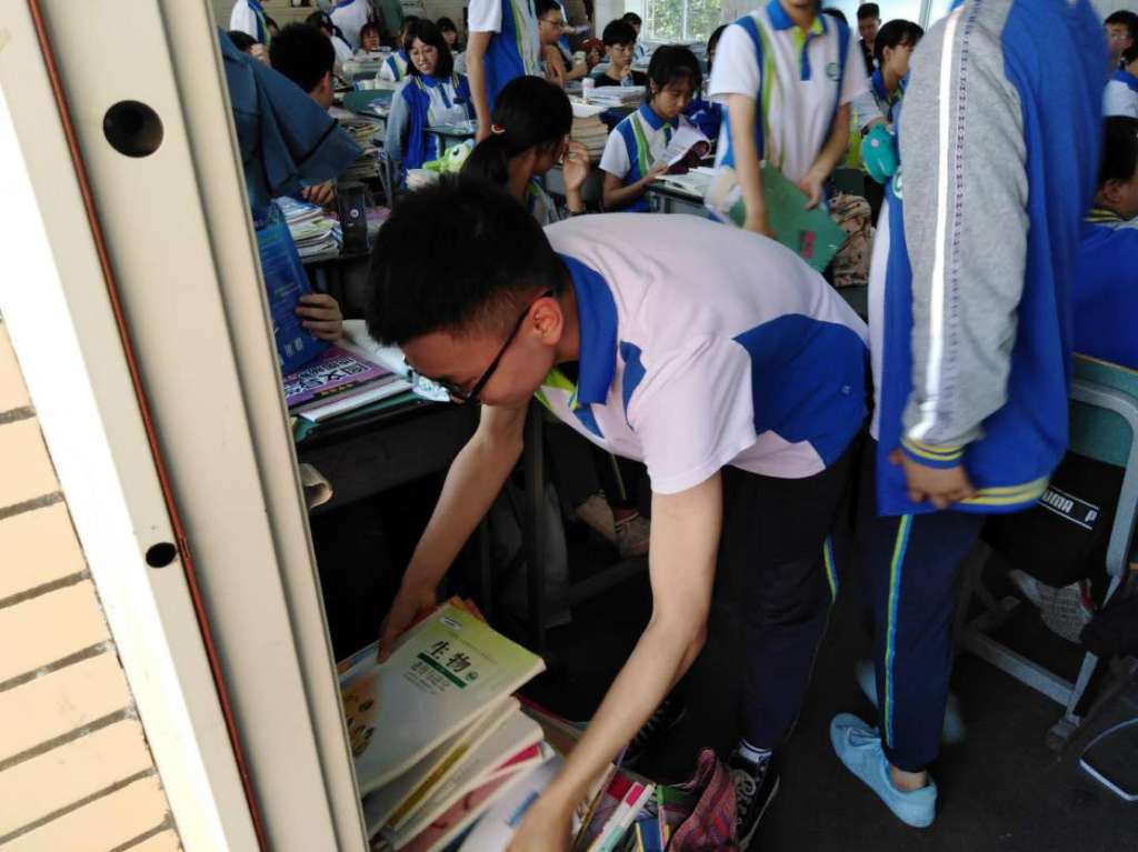 C:\Users\Administrator\Desktop\捐书照片.jpg
