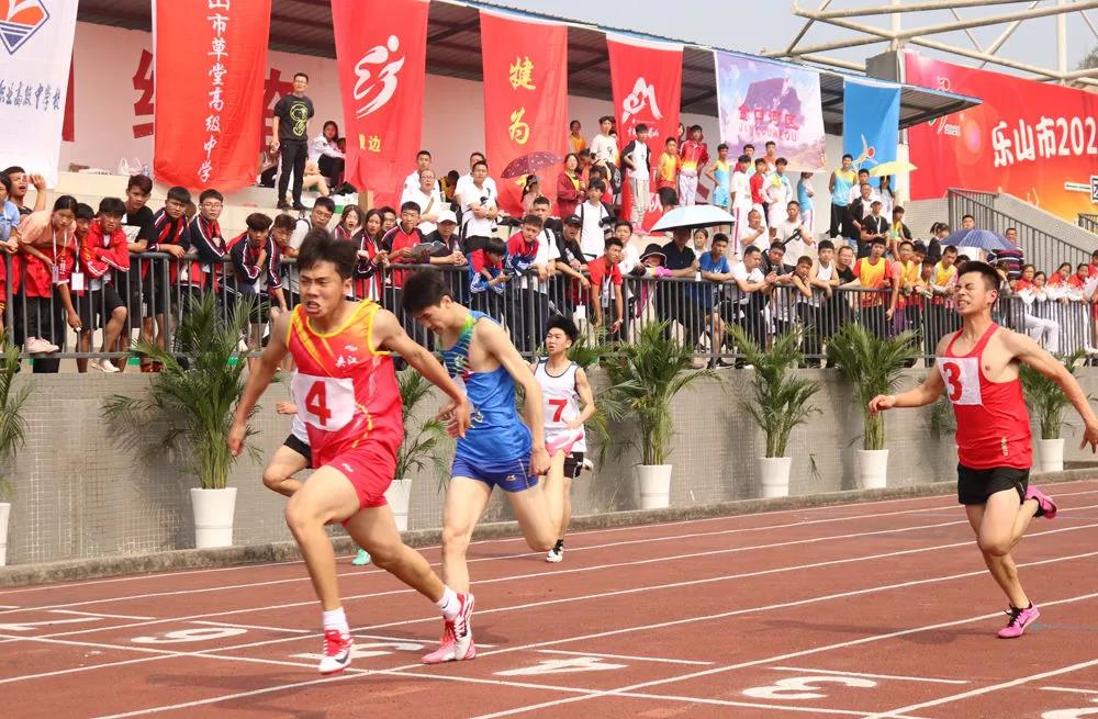 田径场上逞英豪—草堂高中参加全市中小学生田径运动会获佳绩